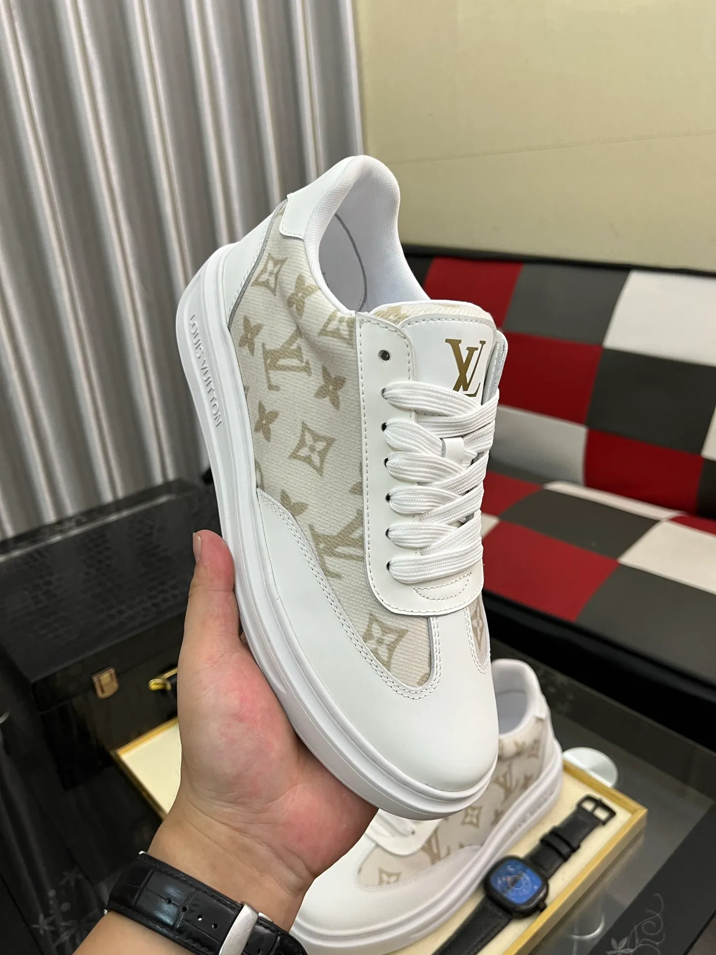 Men's shoes 💰540⌚️⌚️ Louis vuitton/LV Louis Vuitton 》Original quality.~ Unique modern style sneakers. 🏃A must-have casual shoe for trendy men😍😍 Original brand imported from Italy, imported original leather, sheep lining (refuses to discolor and grind feet) Sole: Original sole provided by the original factory, French lazy style design ⚠️Fit to the feet, original quality, super comfortable original sole. Code number: 38-445️⃣Colors available